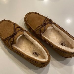 Ugg Woman’s Dakota Moccasins/Slippers